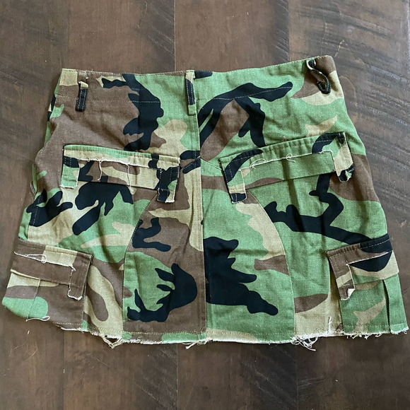Mica's Camo Frayed Hem Cargo Skirt Olive SZ M NWT - Picture 11 of 13